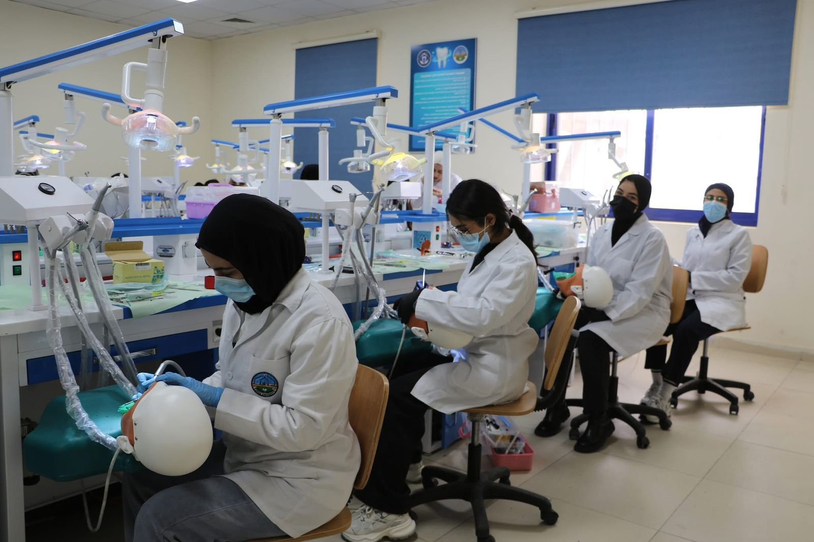 انطلاق فعاليات اليوم الثالث من برنامج Dental Clinical Skills Week في كلية طب الأسنان 