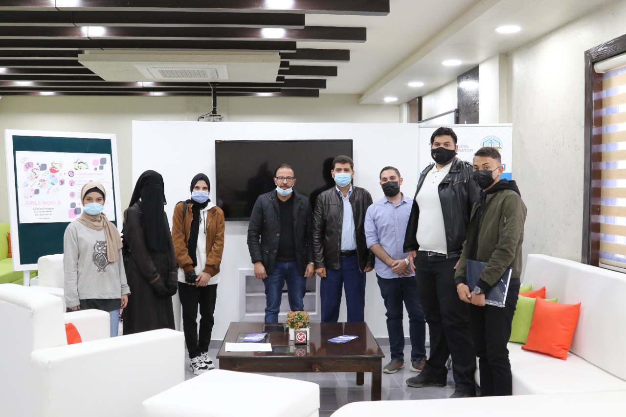 طلبة تكنولوجيا المعلومات في جامعة الزرقاء يزورون حاضنة الاعمال