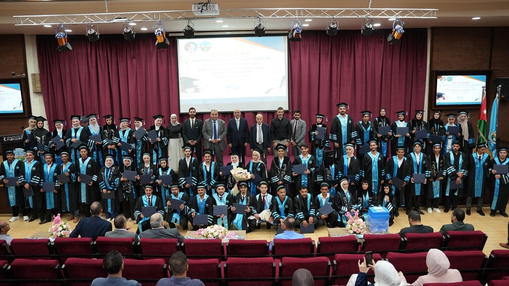 جامعة الزرقاء تحتفل بتخريج طلبة برامج الدبلوم التدريبي في مركز التعليم المستمر