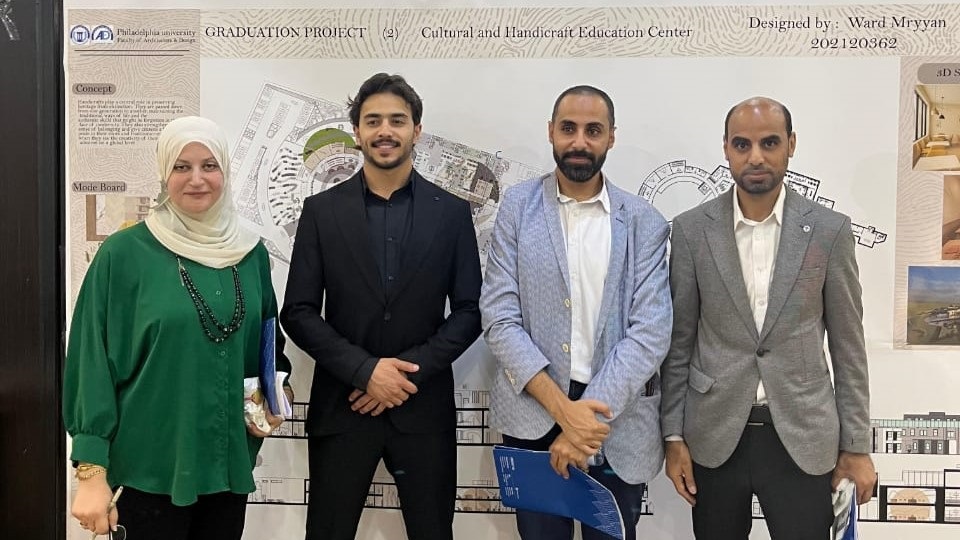 جامعة الزرقاء تشارك في مناقشات مشاريع التخرّج في الفنون والتصميم
