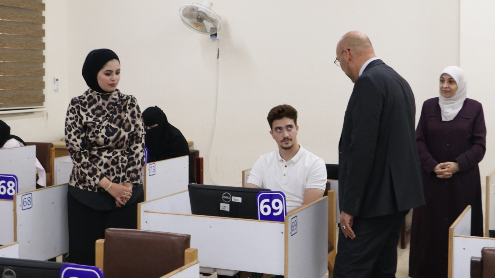 نائب رئيس جامعة الزرقاء يتفقد سير الامتحانات النهائية للفصل الدراسي الصيفي